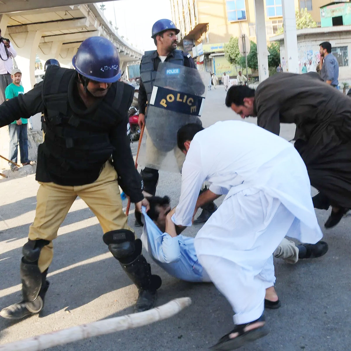 पाकिस्तान: उपद्रवियों को देखते ही गोली मारने के आदेश
