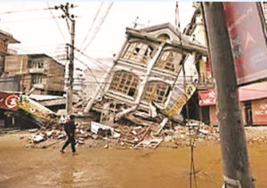 Due to the earthquake, people remained on the streets till morning, many buildings collapsed in Nepal.