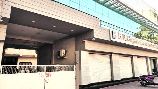 सैकड़ों गाडिय़ों के साथ इन्दौर में बिल्डर के यहां आयकर के छापे